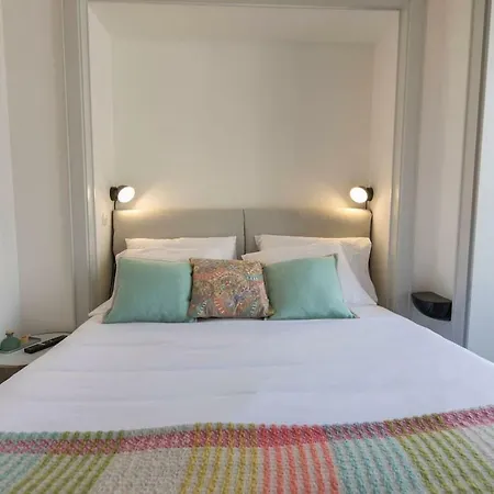 Unique 2 Bdr River View Baixa Alfama C דירה